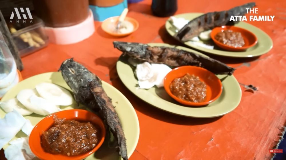 9 Menu ulang tahun Aurel Hermansyah ke-25 di warung pecel lele, buket uniknya bikin melongo