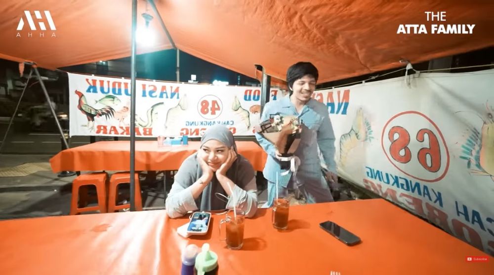 9 Menu ulang tahun Aurel Hermansyah ke-25 di warung pecel lele, buket uniknya bikin melongo