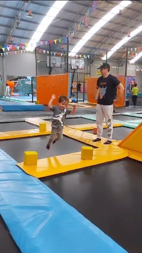 Stefan William bantah telantarkan anak © berbagai sumber