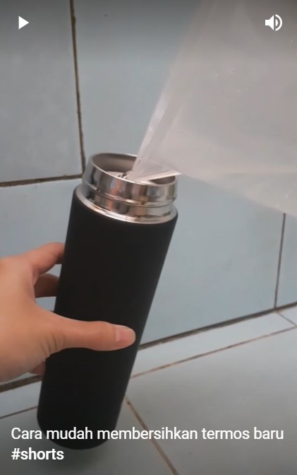 Cukup pakai 1 bahan, begini cara basmi bau tak sedap di botol termos baru