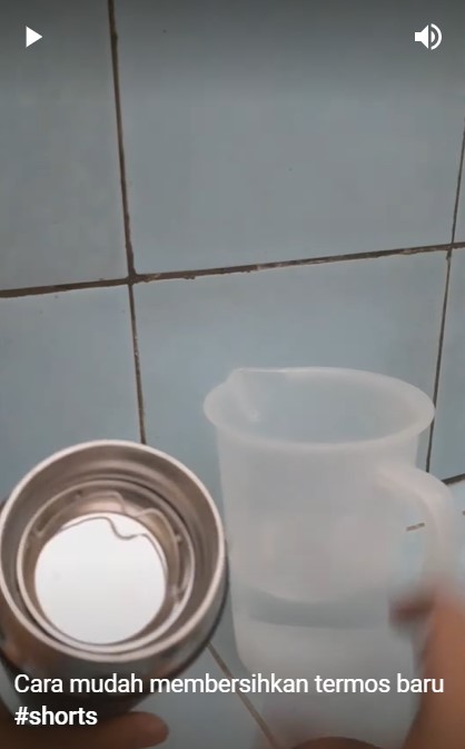 Cukup pakai 1 bahan, begini cara basmi bau tak sedap di botol termos baru