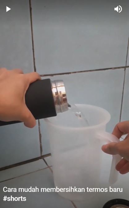 Cukup pakai 1 bahan, begini cara basmi bau tak sedap di botol termos baru