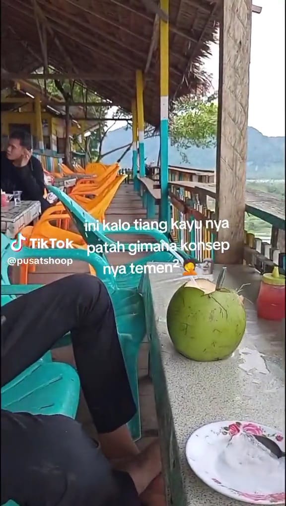 Warung di pingging jurang bikin deg-degan yang nongkrong © TikTok Warung di pingging jurang bikin deg-degan yang nongkrong © TikTok