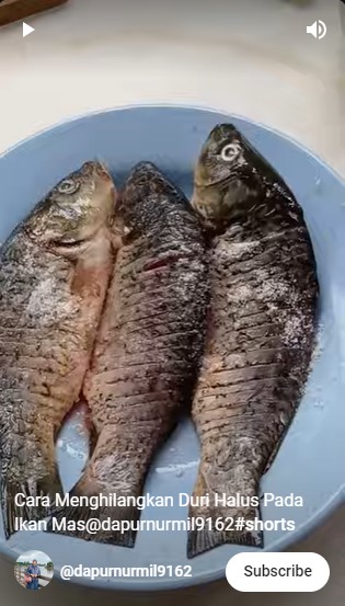 Tanpa difillet, ini cara mudah goreng ikan mas supaya duri halusnya aman dimakan