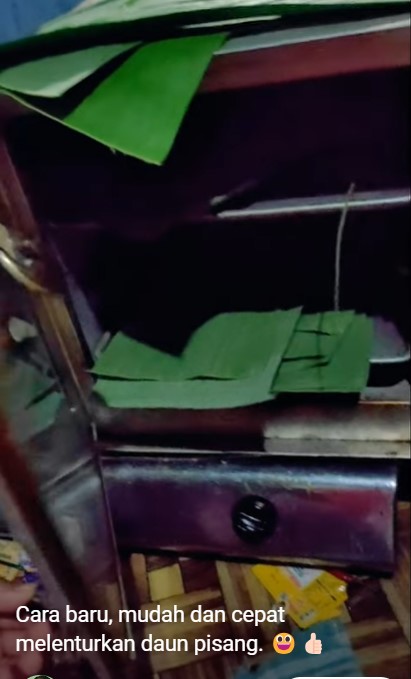 Trik cepat melenturkan daun pisang dalam jumlah banyak, lebih praktis dan hemat waktu