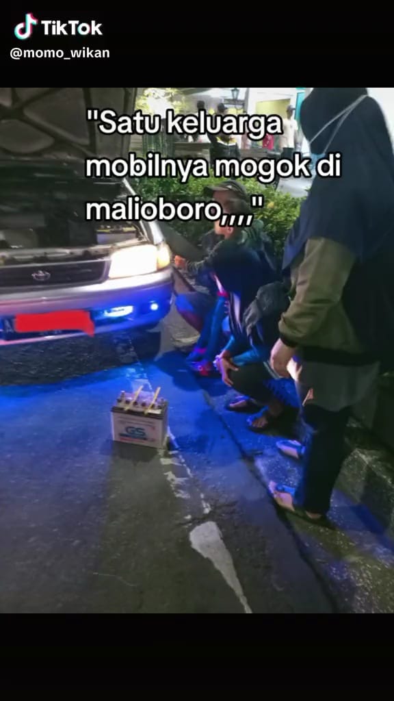 Momen nyesek satu keluarga wisata ke Malioboro © TikTok