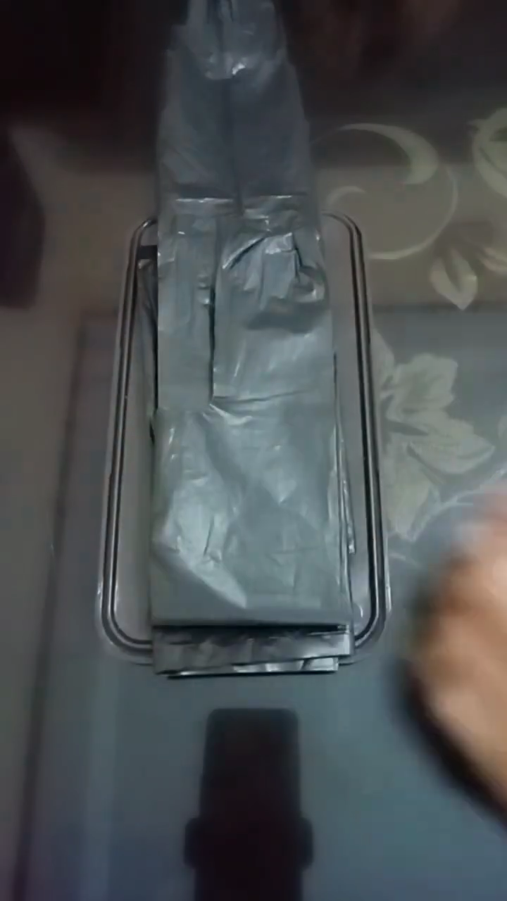 Terlihat rapi dan praktis, ini cara kreatif menyimpan stok kresek di tempat tisu agar mudah diambil