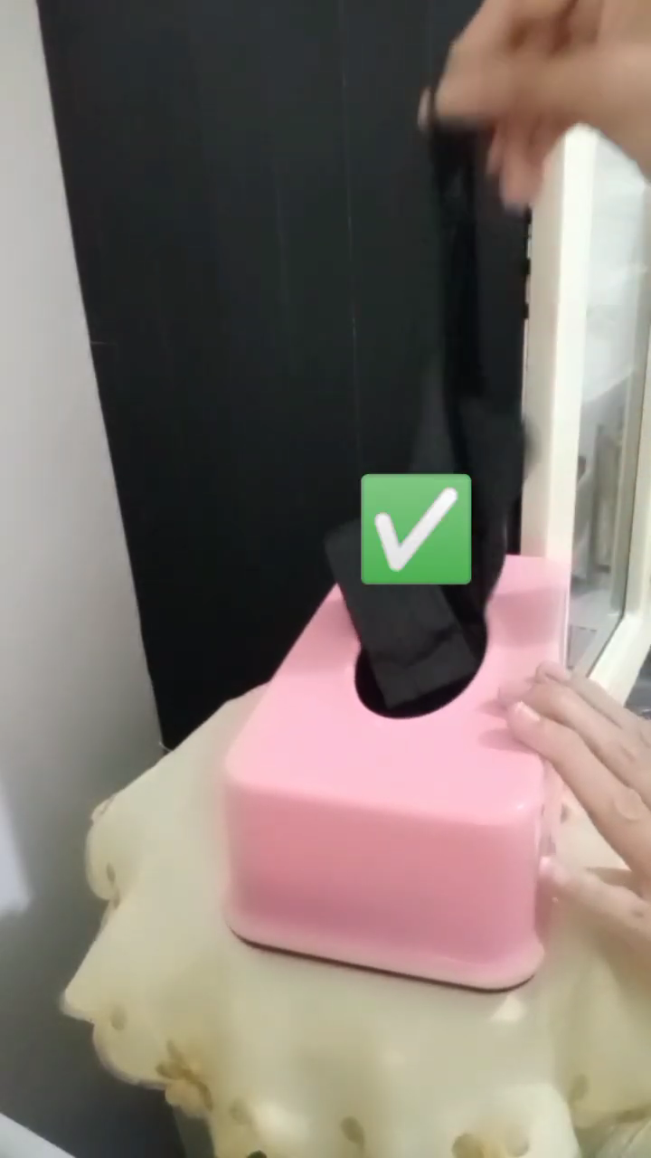 Terlihat rapi dan praktis, ini cara kreatif menyimpan stok kresek di tempat tisu agar mudah diambil