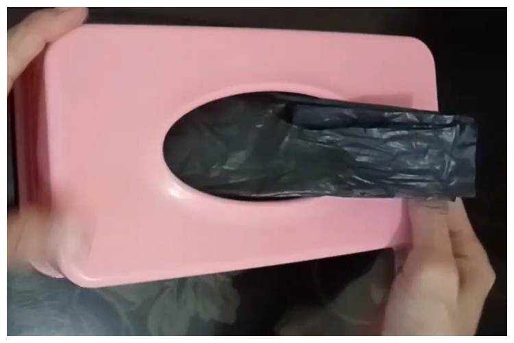 Terlihat rapi dan praktis, ini cara kreatif menyimpan stok kresek di tempat tisu agar mudah diambil