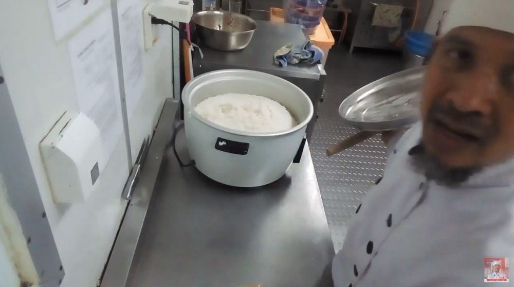 Trik mengatasi nasi yang bau gosong usai ditanak, ampuh pakai 1 bahan dapur