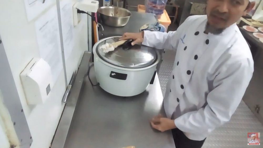Trik mengatasi nasi yang bau gosong usai ditanak, ampuh pakai 1 bahan dapur