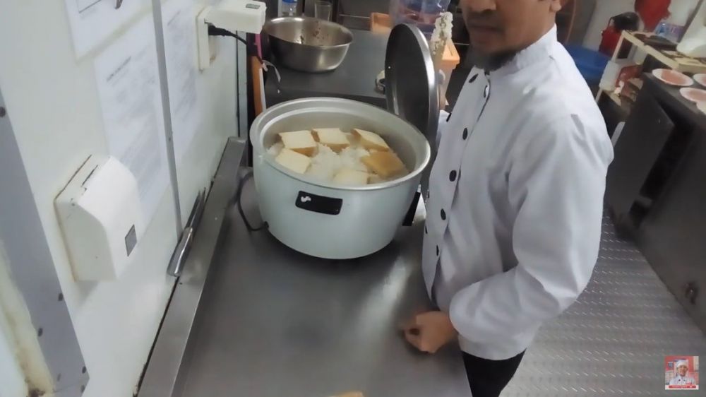 Trik mengatasi nasi yang bau gosong usai ditanak, ampuh pakai 1 bahan dapur