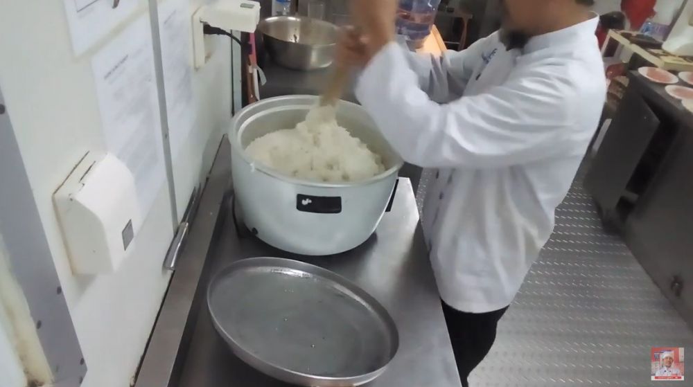 Trik mengatasi nasi yang bau gosong usai ditanak, ampuh pakai 1 bahan dapur