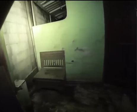 penampakan rumah lansia di Bekasi tertutup bangunan hotel Berbagai sumber