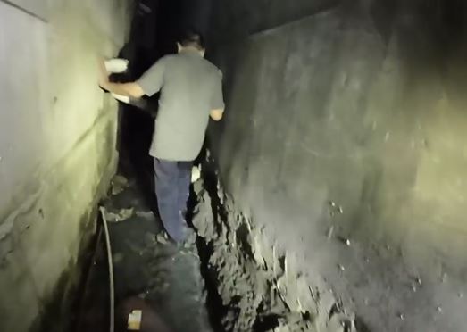 penampakan rumah lansia di Bekasi tertutup bangunan hotel Berbagai sumber