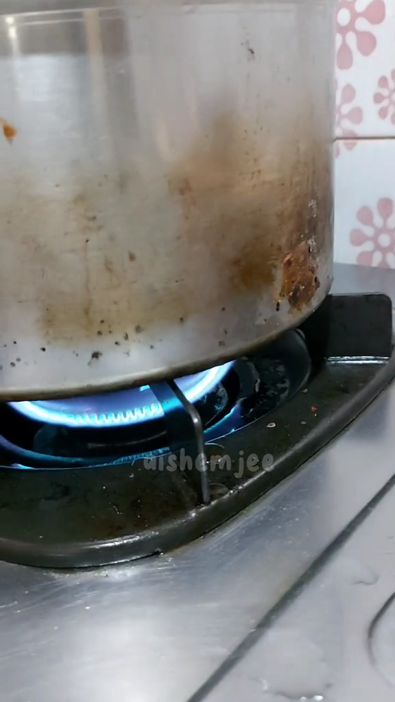 Modal Rp2.000, ini cara praktis menambal permukaan panci yang berlubang pakai 1 bahan dapur