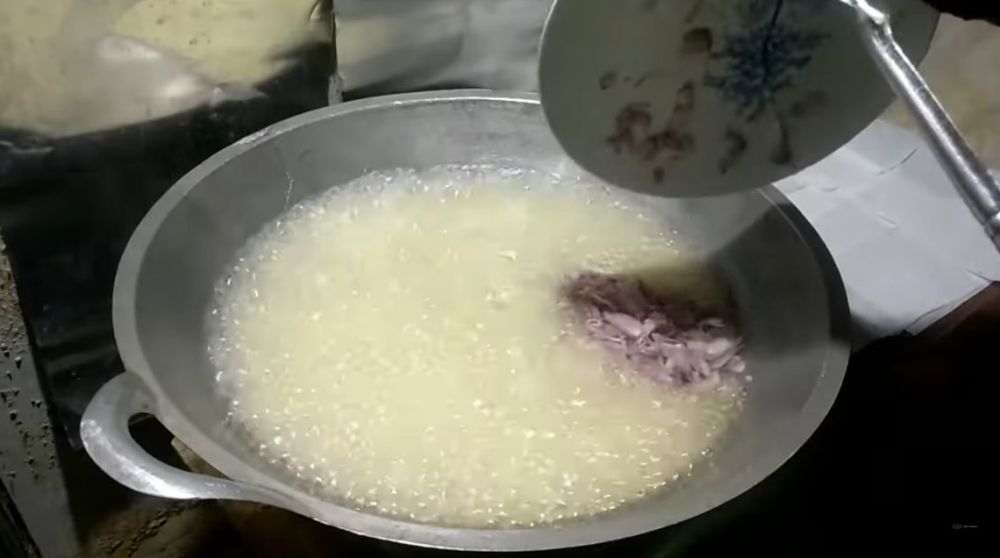 Tanpa bahan tambahan, begini cara menggoreng bawang merah agar renyah dan tidak gosong