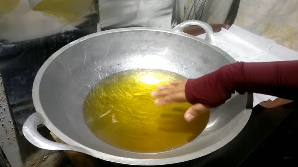 Tanpa bahan tambahan, begini cara menggoreng bawang merah agar renyah dan tidak gosong