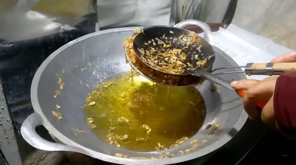Tanpa bahan tambahan, begini cara menggoreng bawang merah agar renyah dan tidak gosong
