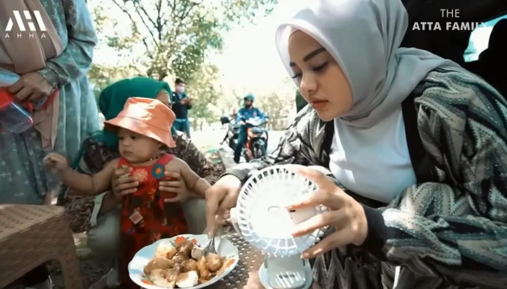 Aurel makan di pinggir jalan © berbagai sumber