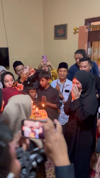 happy asmara di pengajian © berbagai sumber