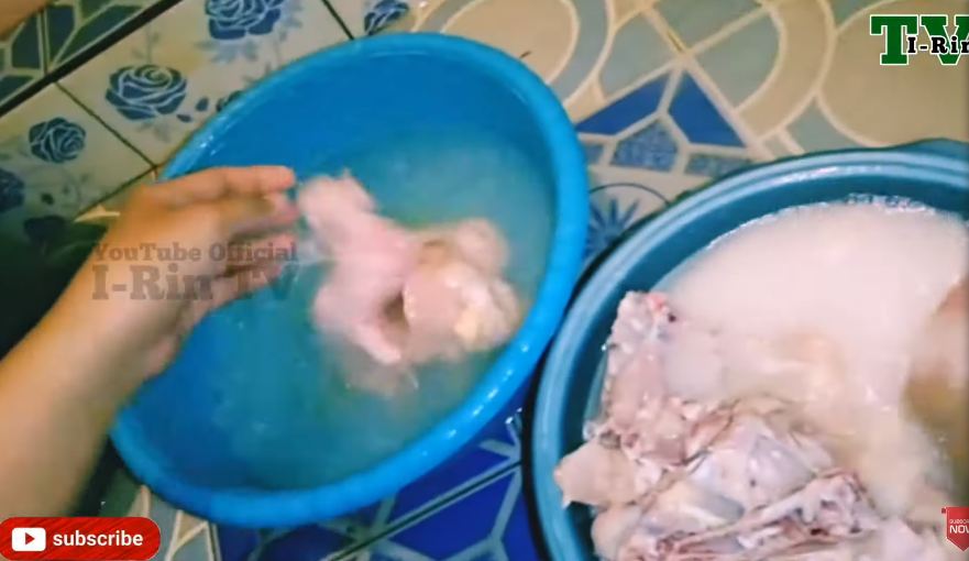 Bukan pakai cuka atau jeruk nipis, ini cara ampuh hilangkan bau amis daging ayam pakai 1 bahan dapur