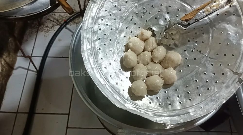 Aksi kreatif warganet membuat cetakan bakso pakai 1 alat dapur ini bikin kagum, bentuknya bulat mulus