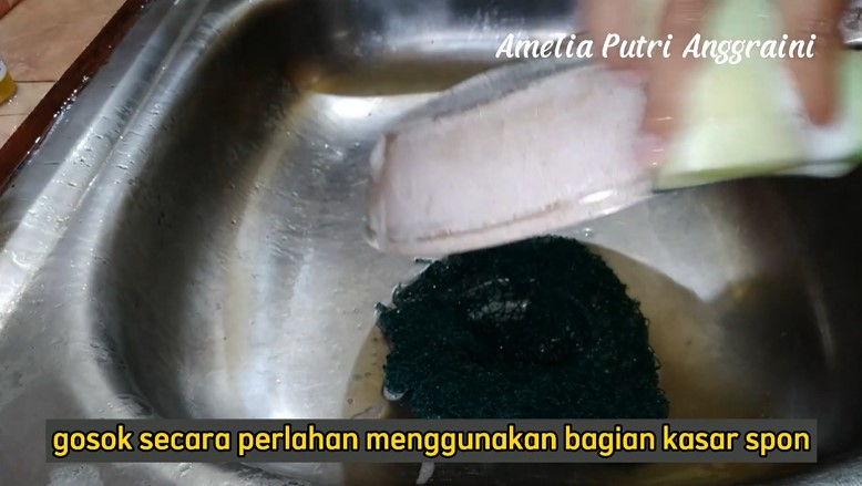 Tanpa bikin tergores, ini cara bersihkan noda gosong membandel di bagian luar panci keramik