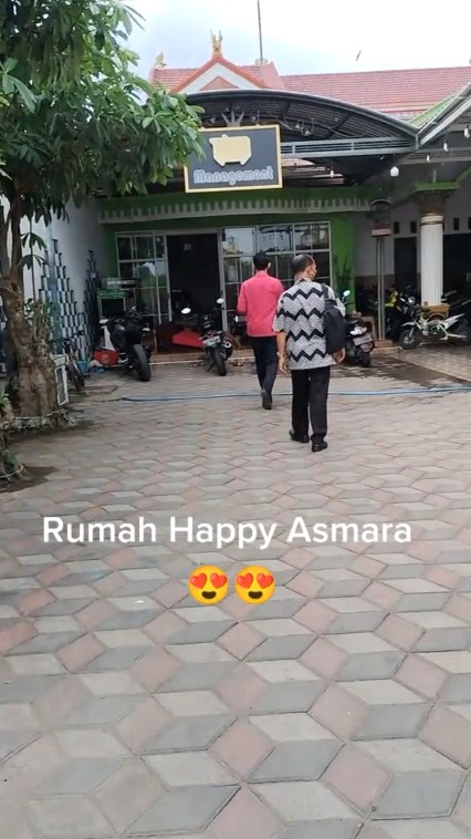 rumah Happy Asmara sebelum sesudah terkenal © berbagai sumber