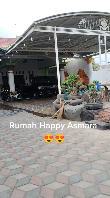 rumah Happy Asmara sebelum sesudah terkenal © berbagai sumber