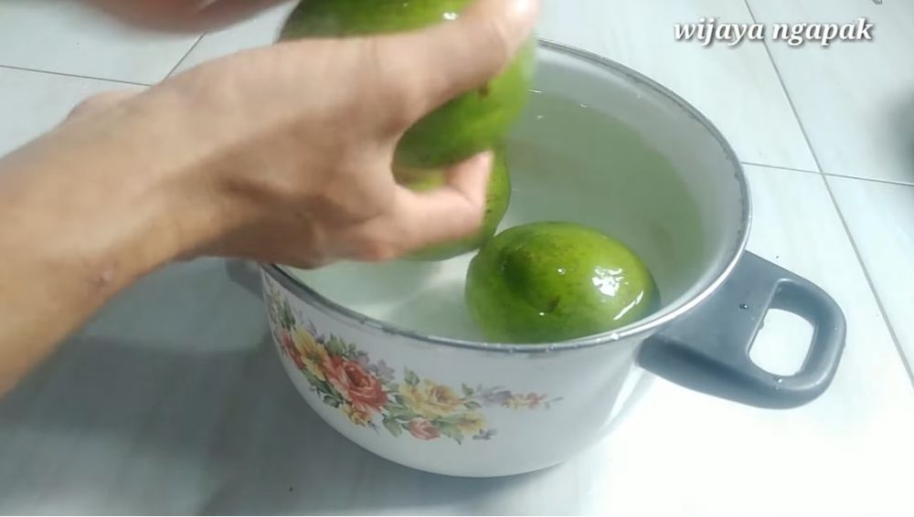 Jangan ditusuk lidi, ini trik mematangkan alpukat agar tak terlalu busuk dan kulit tetap hijau segar