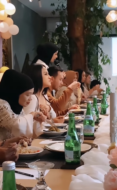 jenita janet bagi-bagi emas di perayaan ultah yang ke-36 © berbagai sumber jenita janet bagi-bagi emas di perayaan ultah yang ke-36 © berbagai sumber