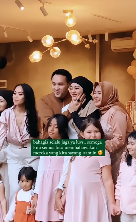 jenita janet bagi-bagi emas di perayaan ultah yang ke-36 © berbagai sumber