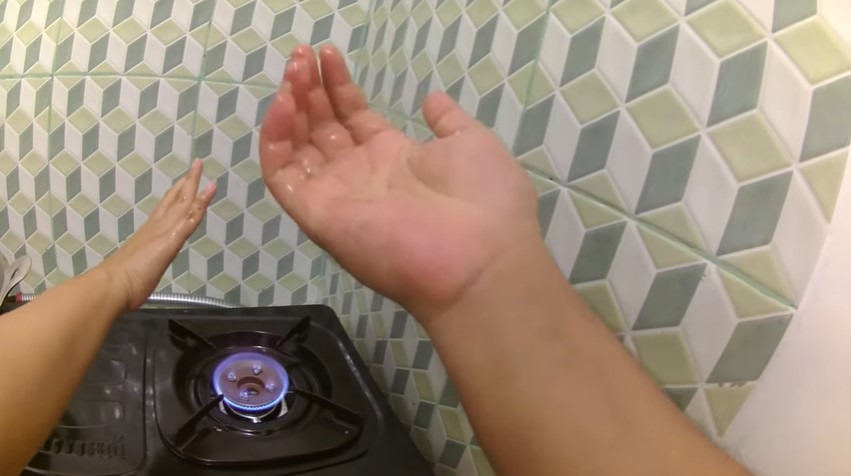 Cara hilangkan rasa pedas di tangan usai memotong cabai ini unik banget cuma pakai 2 bahan dapur
