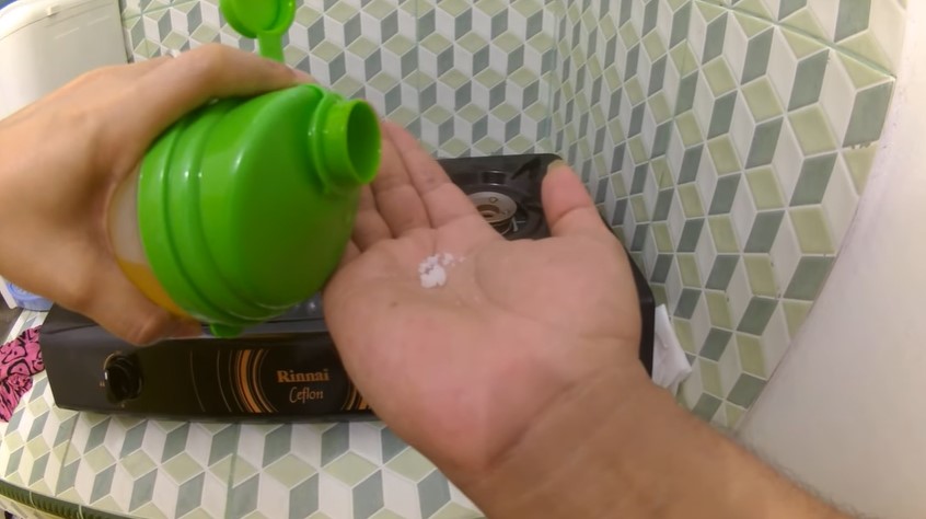 Cara hilangkan rasa pedas di tangan usai memotong cabai ini unik banget cuma pakai 2 bahan dapur