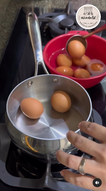 Lebih hemat gas, begini trik merebus telur dalam 5 menit agar matang sempurna dan nggak overcook
