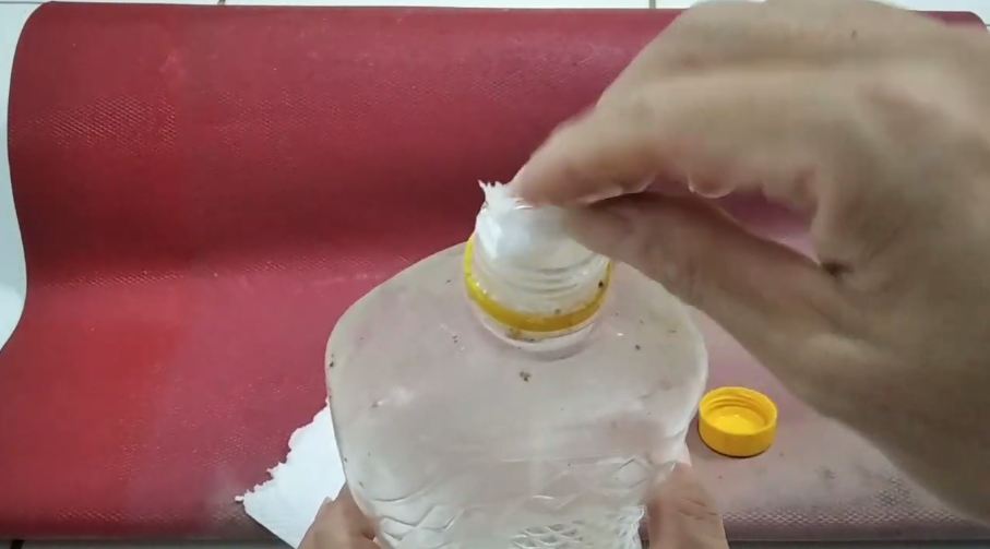 Bukan pakai beras ataupun cuka, ini cara praktis bersihkan botol bekas minyak goreng agar tidak licin