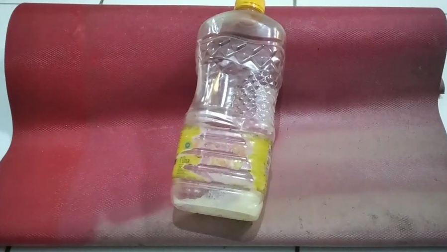 Bukan pakai beras ataupun cuka, ini cara praktis bersihkan botol bekas minyak goreng agar tidak licin