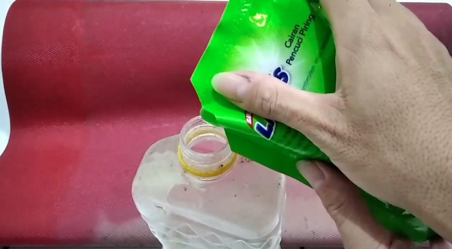 Bukan pakai beras ataupun cuka, ini cara praktis bersihkan botol bekas minyak goreng agar tidak licin