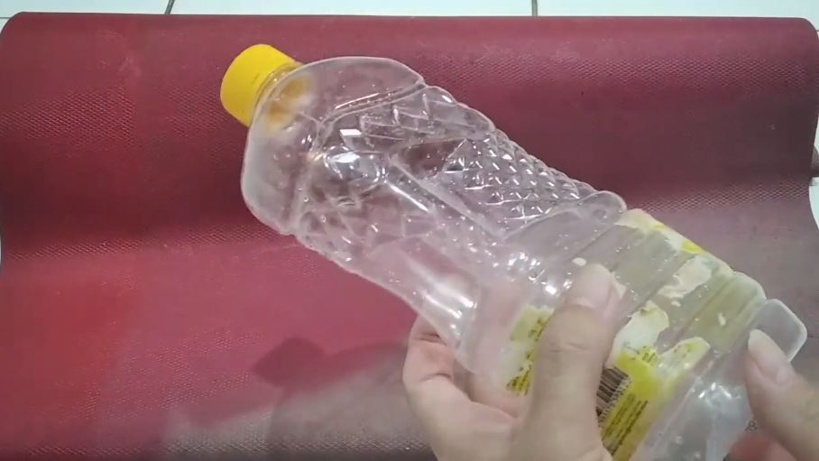 Bukan pakai beras ataupun cuka, ini cara praktis bersihkan botol bekas minyak goreng agar tidak licin