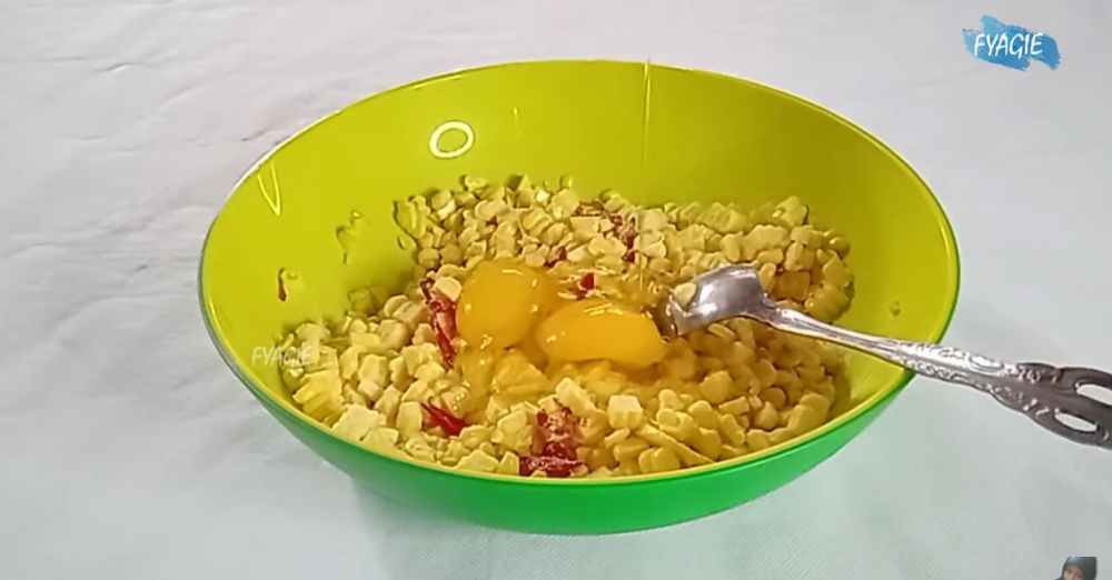 Tak perlu dihaluskan dulu, begini cara membuat bakwan jagung renyah dan antiambyar walau tanpa tepung