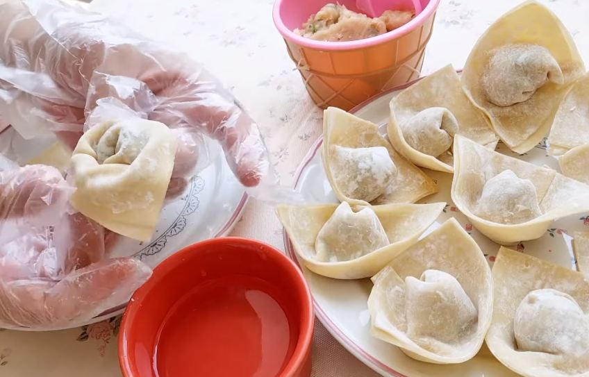 Bukan pakai putih telur, ini trik melipat kulit pangsit agar rapi dan nggak mudah lepas