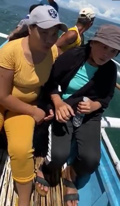 momen nyesek wanita kehilangan ponsel di atas perahu Berbagai sumber