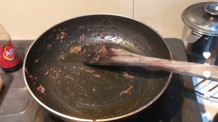 Bukan pakai sabun, ini cara kreatif warganet cuci bekas bumbu rendang di teflon pakai 1 bahan makanan