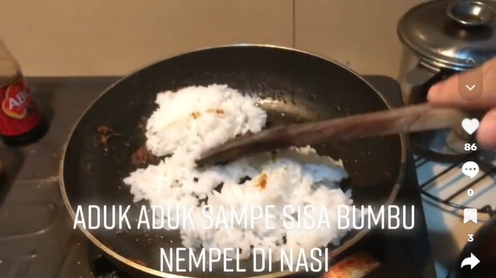 Bukan pakai sabun, ini cara kreatif warganet cuci bekas bumbu rendang di teflon pakai 1 bahan makanan