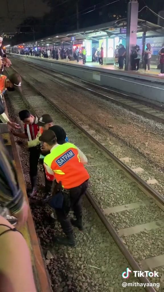 Momen heroik petugas stasiun selamatkan wanita yang jatuh ke rel kereta api © TikTok