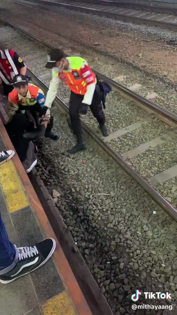 Momen heroik petugas stasiun selamatkan wanita yang jatuh ke rel kereta api © TikTok
