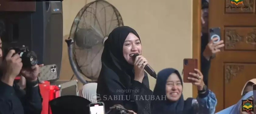 potret manglingi pedangdut saat tampil pakai hijab © berbagai sumber