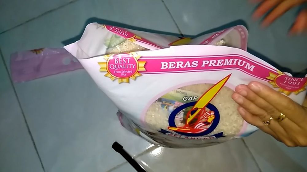 Pakai 1 jenis rempah, begini cara aman menyimpan beras supaya tak bau dan bebas kutu