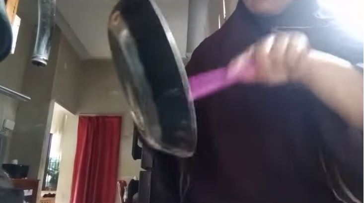 Bukan digosok kertas amplas, ini cara mengatasi permukaan teflon lengket cuma modal Rp3.000